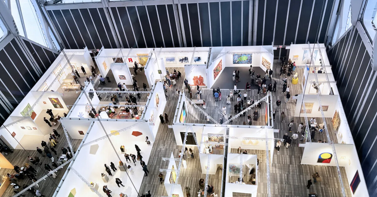 The Best Booths at Frieze New York, From a Pouncing Tiger to a Meta Reflection on Consumerism
